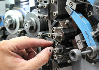 Máquina de fabrico de molas de compressão, utilizada para conformar arame e produzir molas com precisão, garantindo a consistência das dimensões e da geometria de cada peça.